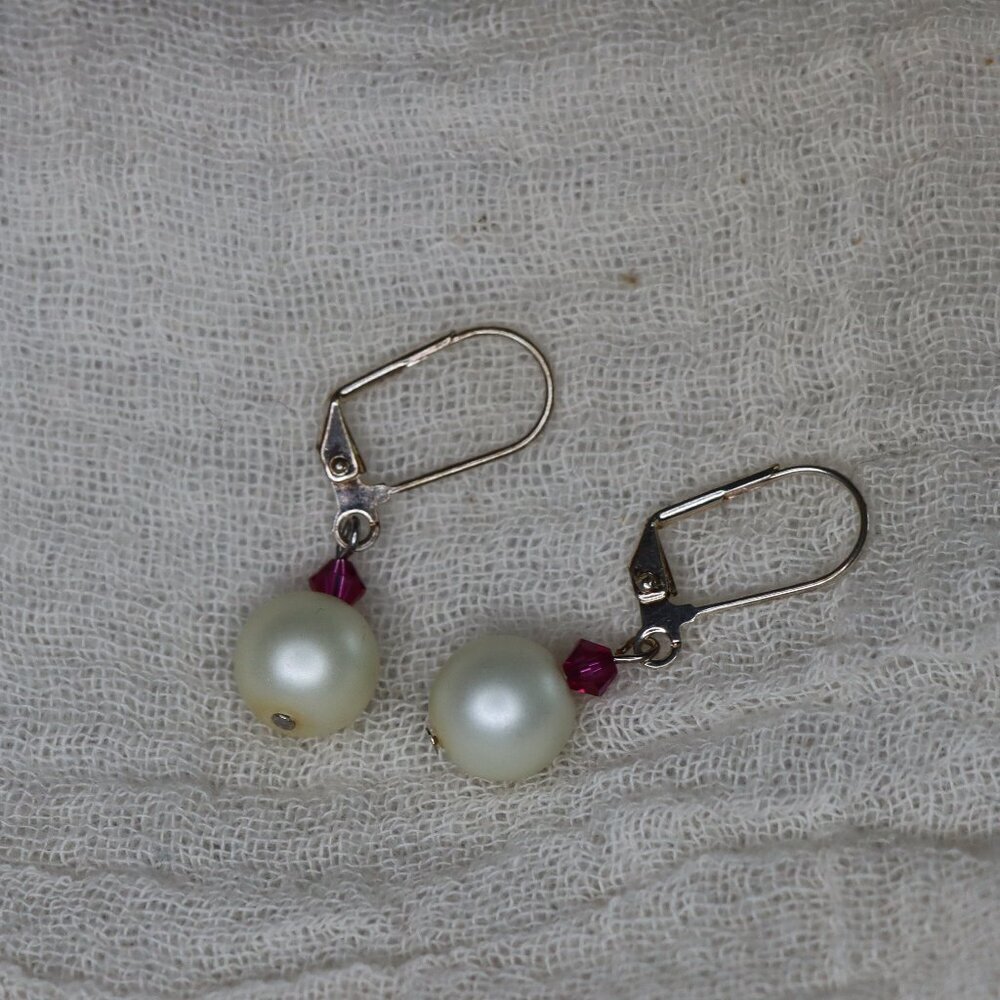 White imitation pearls with purple bead and silver metal for pierced earrings